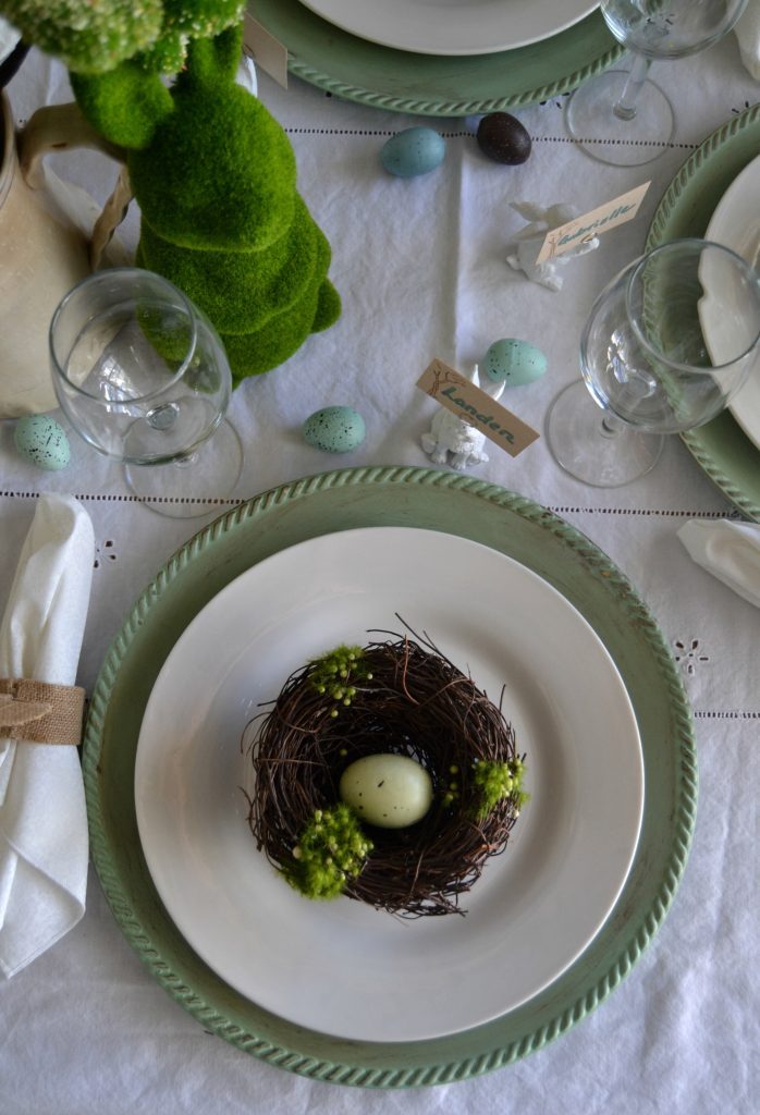 If you are hosting an Easter dinner this year, click over to get the easiest Easter ideas to put together a beautiful Easter tablescape.