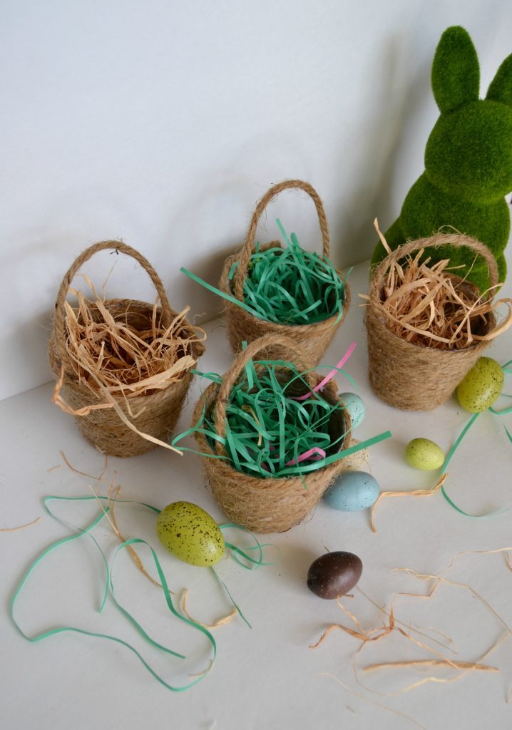 Easter baskets do not have to be expensive store bought versions. Click over to see how easy it is to make mini homemade Easter baskets that you can hand out to family, friends and neighbors this year. 