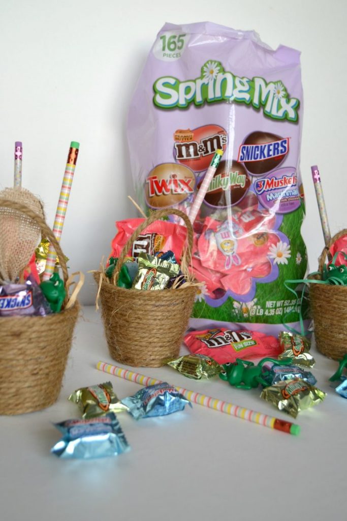 Easter baskets do not have to be expensive store bought versions. Click over to see how easy it is to make mini homemade Easter baskets that you can hand out to family, friends and neighbors this year. 