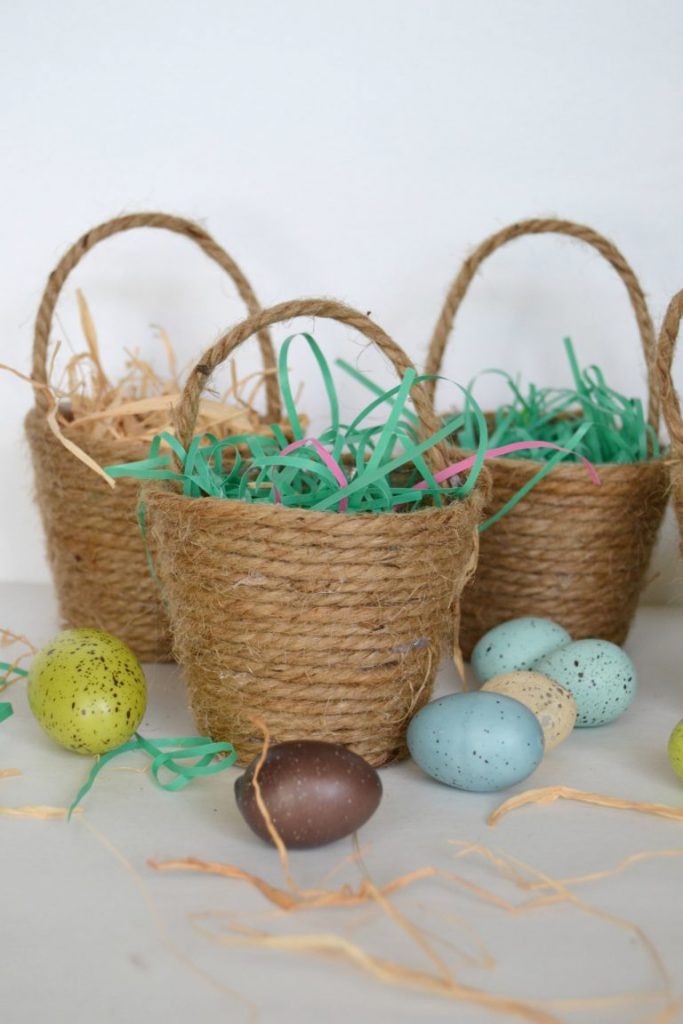 Easter baskets do not have to be expensive store bought versions. Click over to see how easy it is to make mini homemade Easter baskets that you can hand out to family, friends and neighbors this year. 