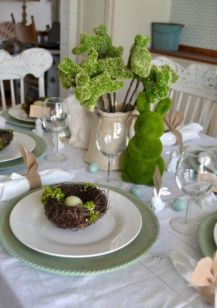 If you are hosting an Easter dinner this year, click over to get the easiest Easter ideas to put together a beautiful Easter tablescape.