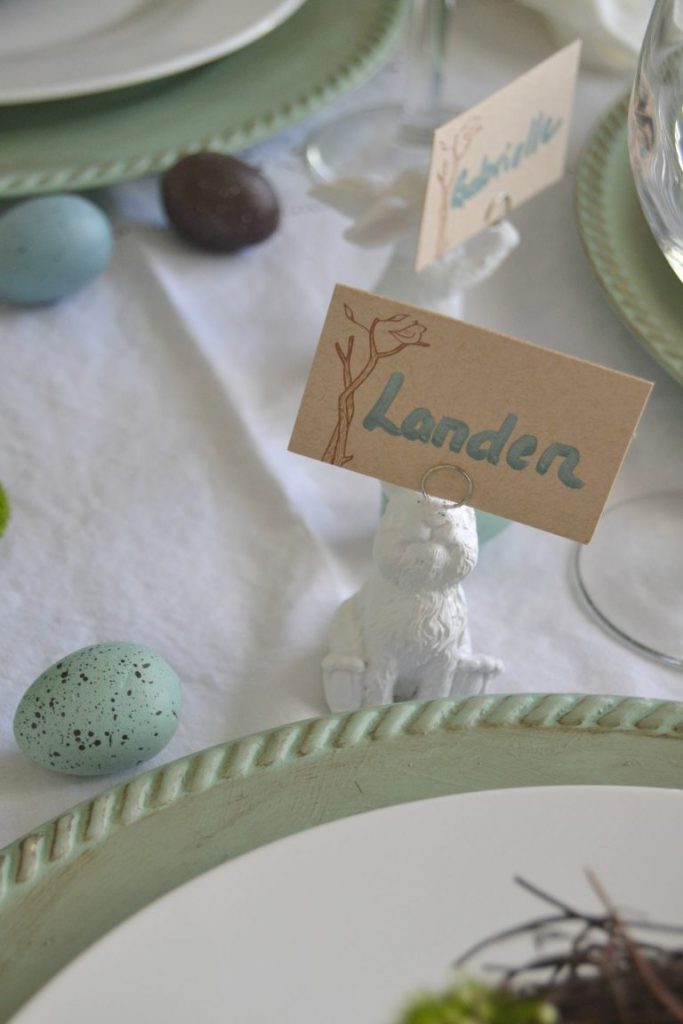 If you are hosting an Easter dinner this year, click over to get the easiest Easter ideas to put together a beautiful Easter tablescape.