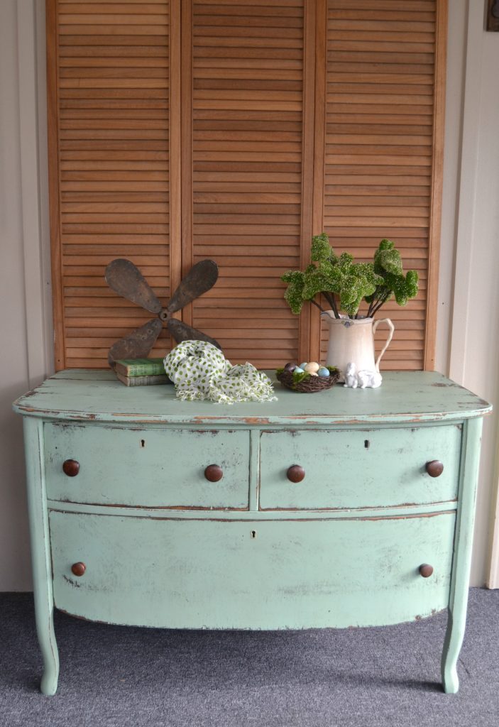 Create the look of this distressed dresser in only a few, short steps. Click over to get the formula for distressing furniture the easy way. 