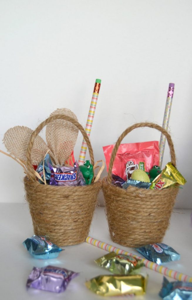 Easter baskets do not have to be expensive store bought versions. Click over to see how easy it is to make mini homemade Easter baskets that you can hand out to family, friends and neighbors this year. 