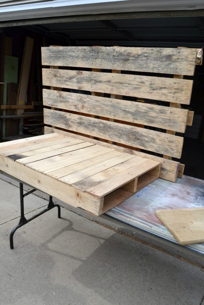 Pallet Wood Projects are so much fun because the wood is cheap and the possibilities are endless. Click over to see how easy it is to make a pallet wood mud kitchen for the kids!