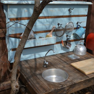 DIY Pallet Wood Projects: Mud Kitchen