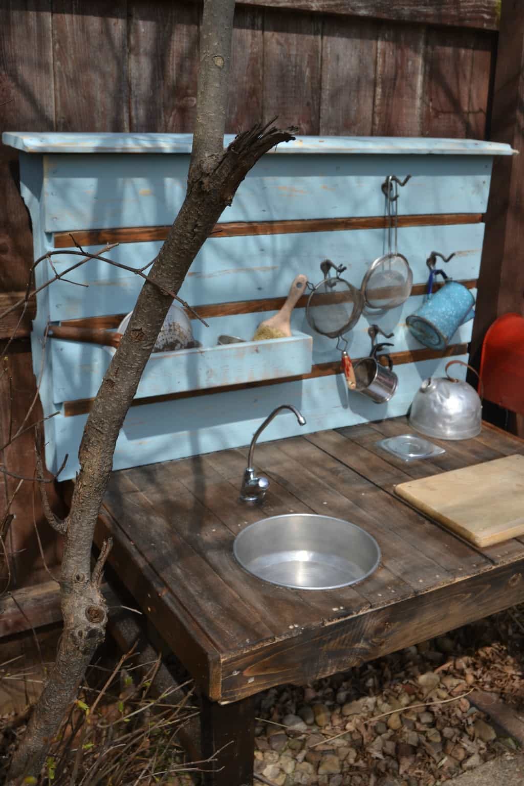 https://www.mycreativedays.com/wp-content/uploads/2016/03/Outside-Kids-Mud-Kitchen.jpg