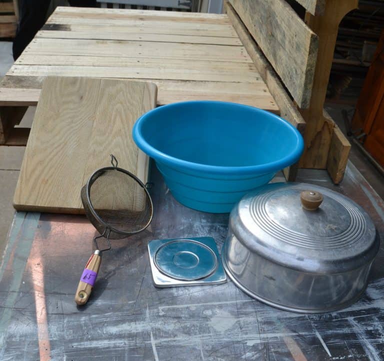Pallet Wood Projects are so much fun because the wood is cheap and the possibilities are endless. Click over to see how easy it is to make a pallet wood mud kitchen for the kids!
