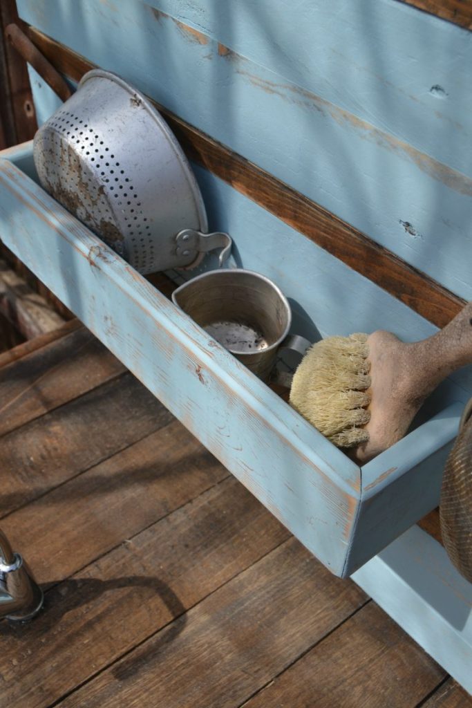 Pallet Wood Projects are so much fun because the wood is cheap and the possibilities are endless. Click over to see how easy it is to make a pallet wood mud kitchen for the kids!