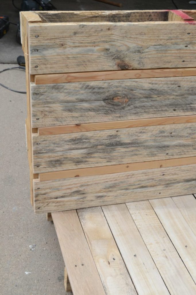 Pallet Wood Projects are so much fun because the wood is cheap and the possibilities are endless. Click over to see how easy it is to make a pallet wood mud kitchen for the kids!