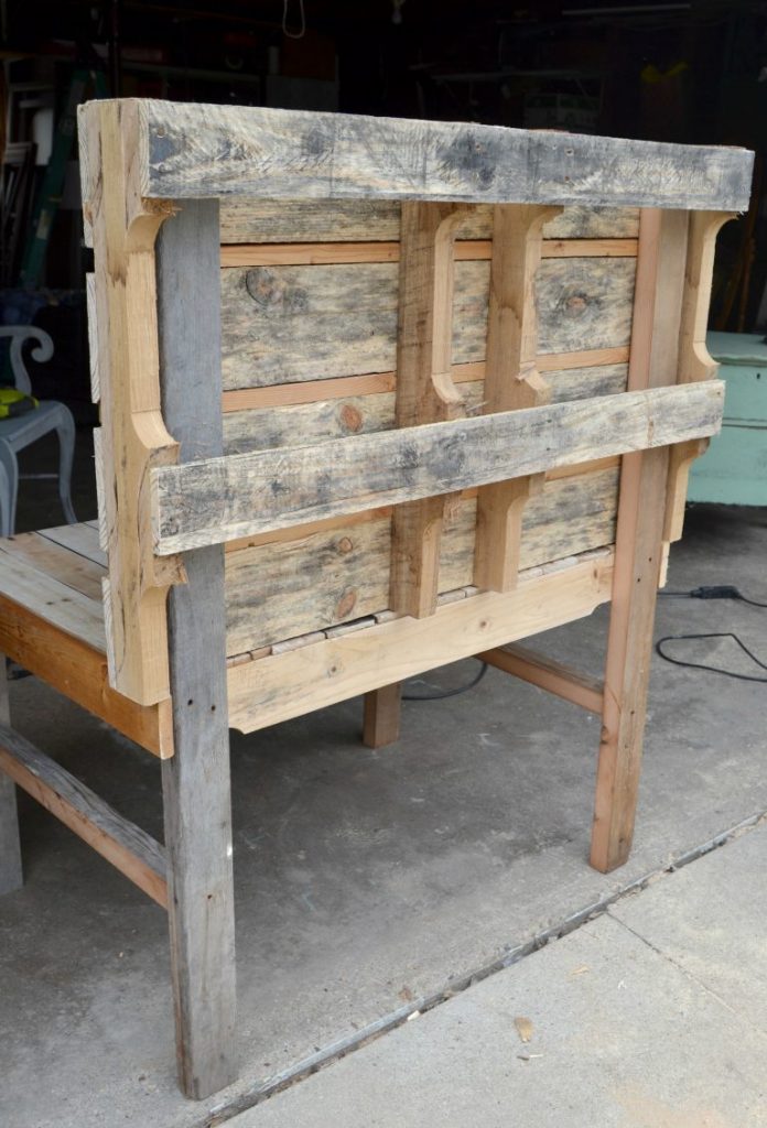 Pallet Wood Projects are so much fun because the wood is cheap and the possibilities are endless. Click over to see how easy it is to make a pallet wood mud kitchen for the kids!