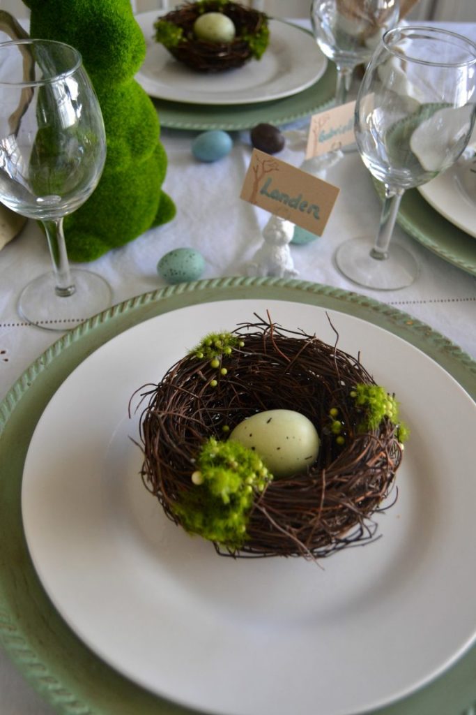 If you are hosting an Easter dinner this year, click over to get the easiest Easter ideas to put together a beautiful Easter tablescape.