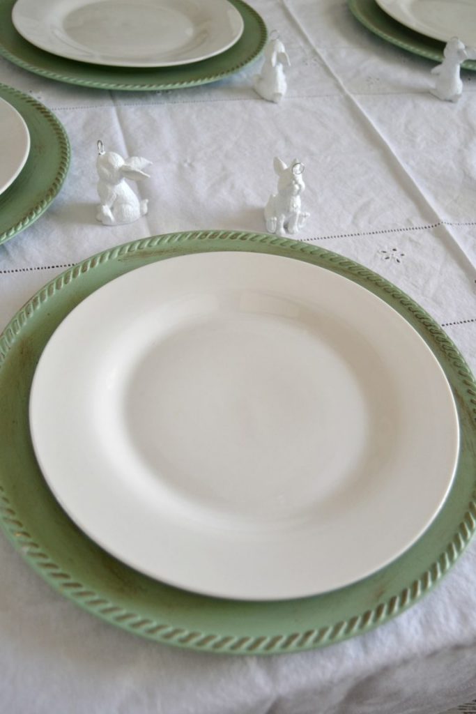 If you are hosting an Easter dinner this year, click over to get the easiest Easter ideas to put together a beautiful Easter tablescape.