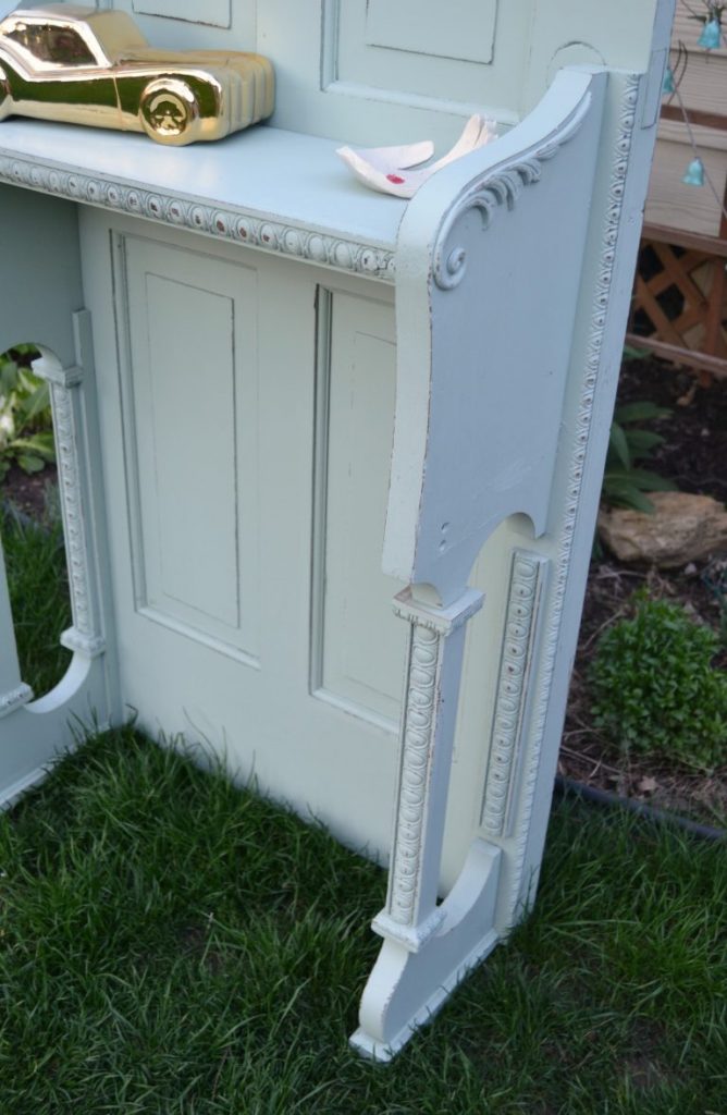 If you are looking for an entryway table for your home, click over to check out this easy tutorial on how to DIY a repurposed entryway table from an old door. 