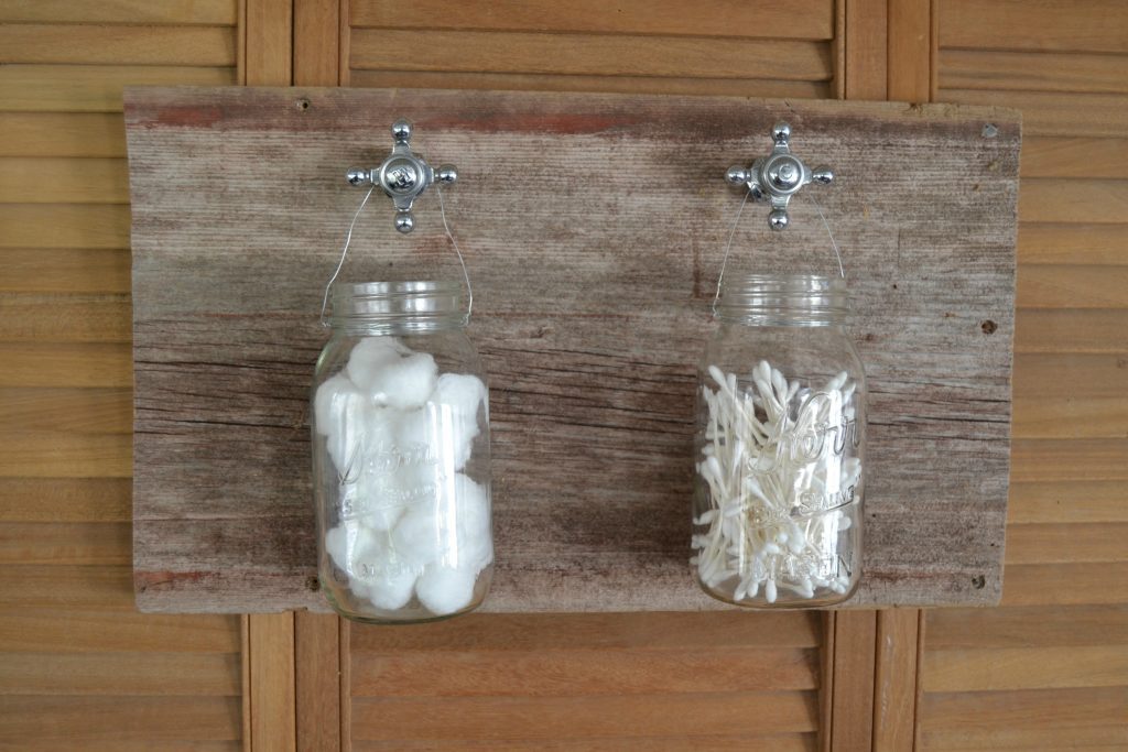 Staying organized in the bathroom can be difficult. Click over to get the tutorial for this easy DIY Bathroom Organizer that can hold bathroom supplies. 