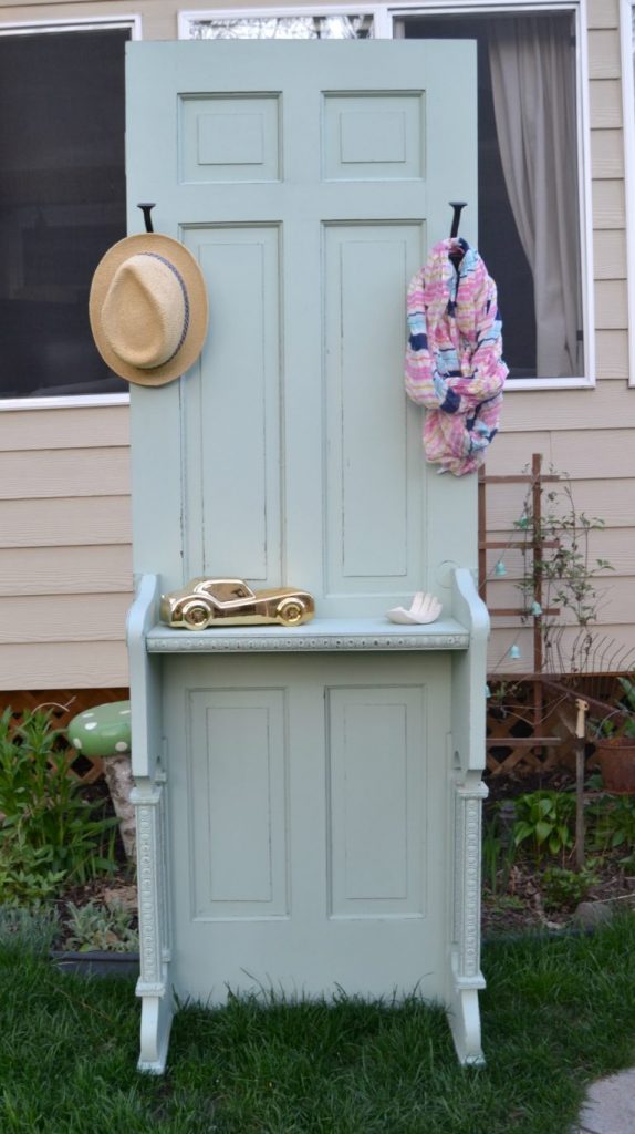 If you are looking for an entryway table for your home, click over to check out this easy tutorial on how to DIY a repurposed entryway table from an old door. 