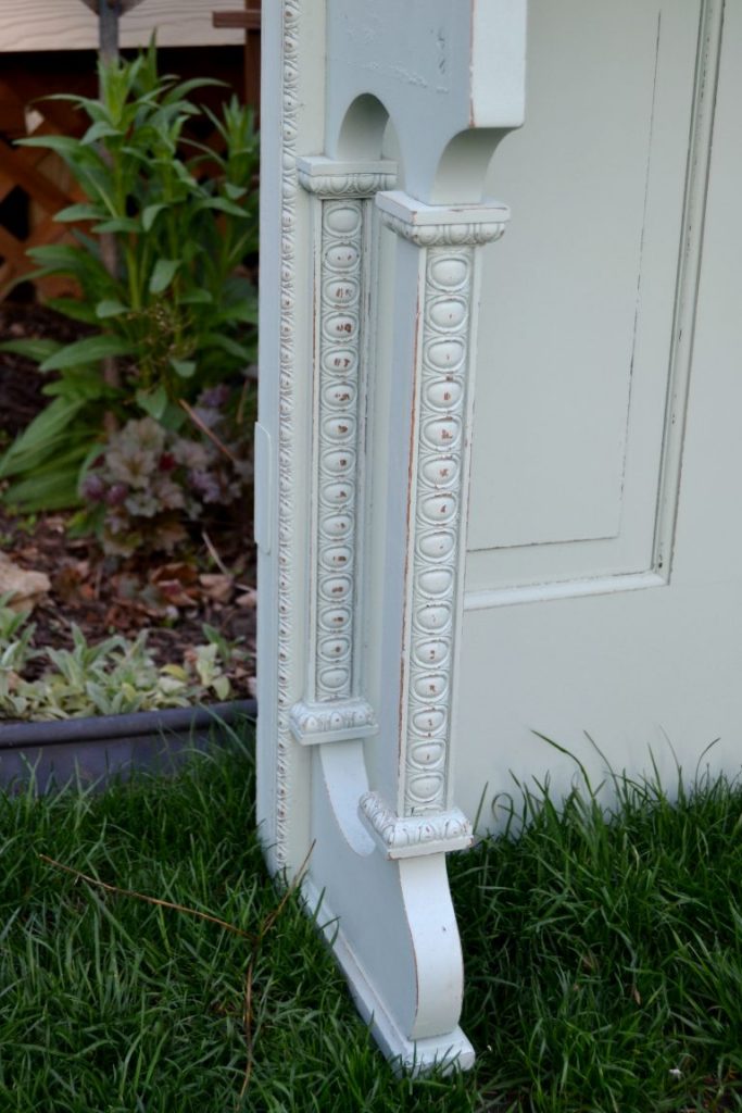 If you are looking for an entryway table for your home, click over to check out this easy tutorial on how to DIY a repurposed entryway table from an old door. 