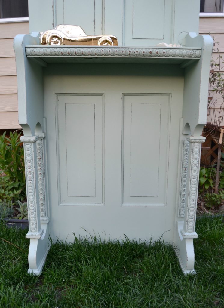 If you are looking for an entryway table for your home, click over to check out this easy tutorial on how to DIY a repurposed entryway table from an old door. 