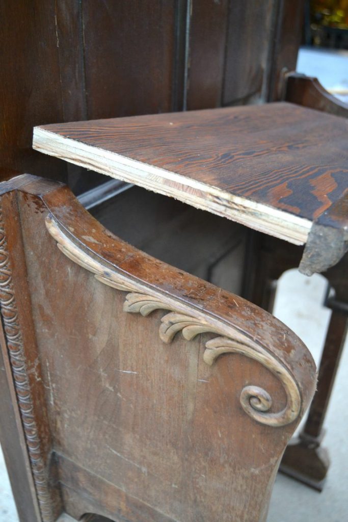 If you are looking for an entryway table for your home, click over to check out this easy tutorial on how to DIY a repurposed entryway table from an old door. 