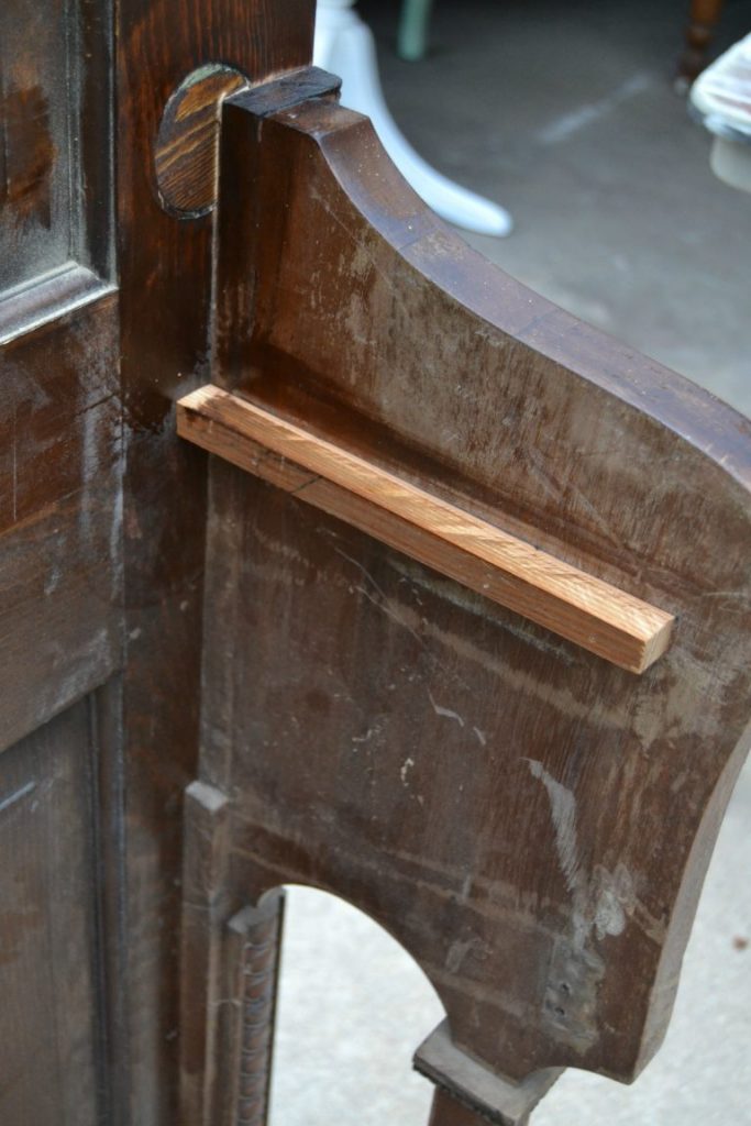 If you are looking for an entryway table for your home, click over to check out this easy tutorial on how to DIY a repurposed entryway table from an old door. 