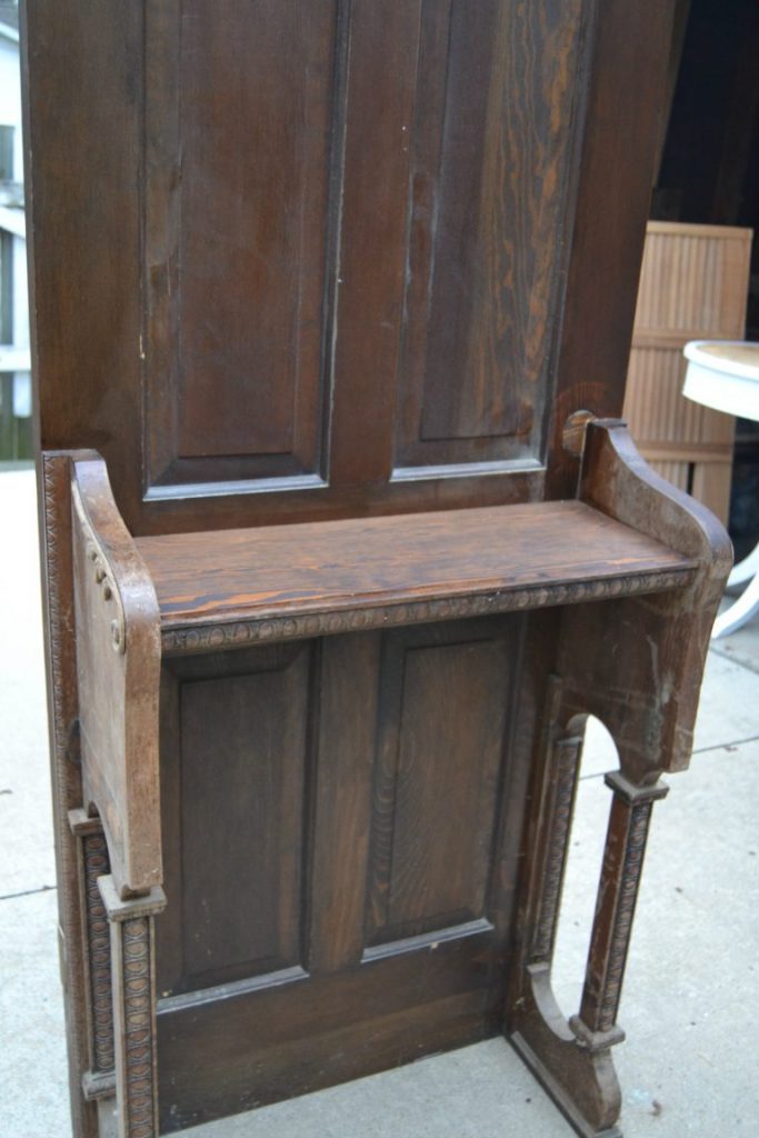 If you are looking for an entryway table for your home, click over to check out this easy tutorial on how to DIY a repurposed entryway table from an old door. 