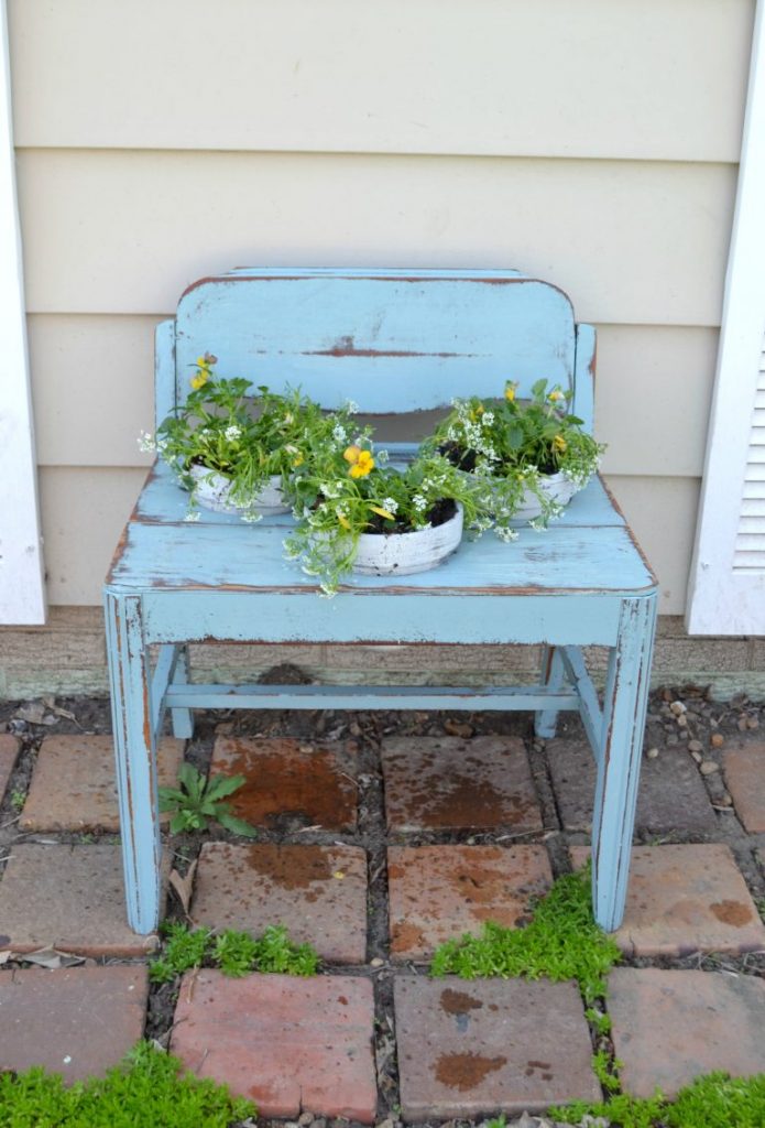 If you love to plant and welcome spring and summer with beautiful flowers and plants, click over to see how to make the cutest repurposed wood planter you ever did see. It will make your flowers sing!