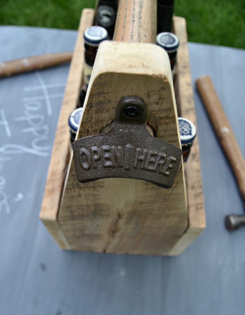 If you are looking for a great gift idea, click over to get the step-by-step tutorial on how to make this easy DIY soda or beer caddy to wow the recipient. 