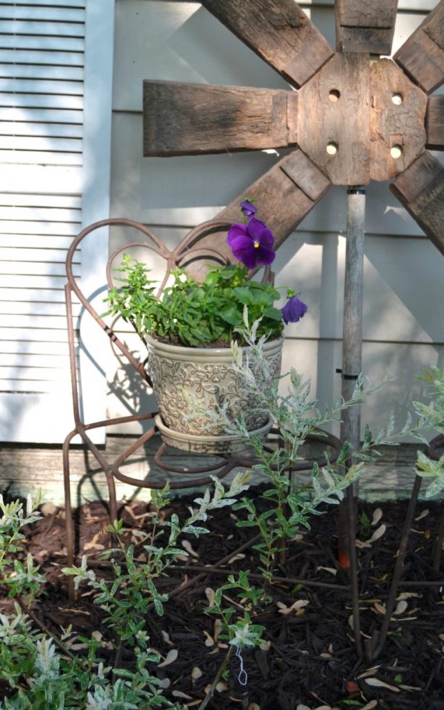 If you like to add a little art to your garden or yard, don't spend a lot of money to do it. Click over to see how easy it was to make this repurposed yard art from a broken wood barrel. 