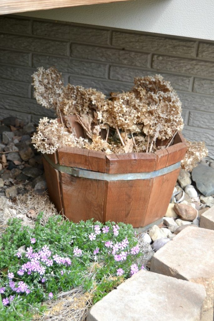 If you like to add a little art to your garden or yard, don't spend a lot of money to do it. Click over to see how easy it was to make this repurposed yard art from a broken wood barrel. 