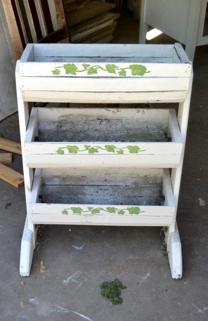 If you are looking for a fun way to add some patriotic flair to your yard this season, click over and see how to DIY this Red, White & Blue Rectangular Planter in no time!