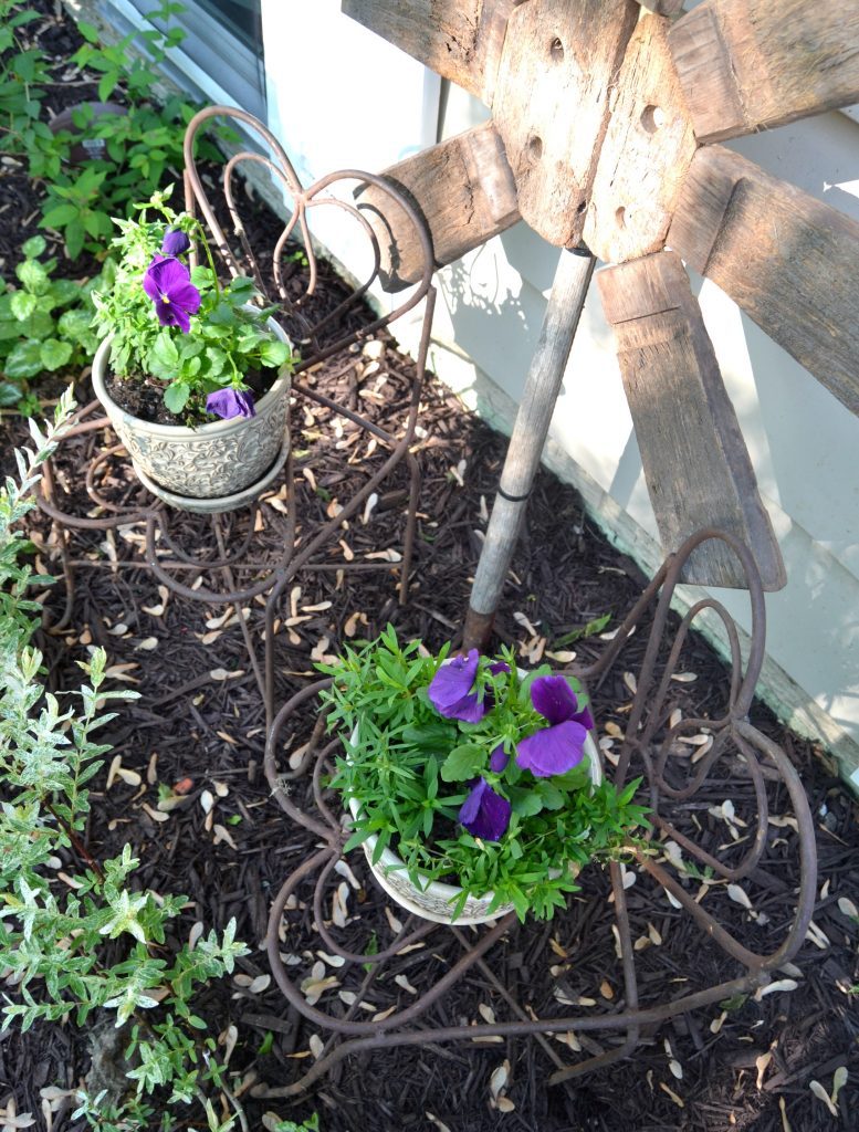 If you like to add a little art to your garden or yard, don't spend a lot of money to do it. Click over to see how easy it was to make this repurposed yard art from a broken wood barrel. 