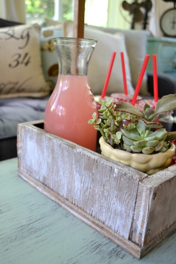 If you are looking for a wood box centerpiece, look no further! Click over to see how easy it is to make this repurposed wood box centerpiece from found pieces. 