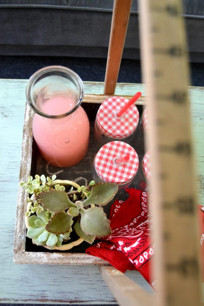 If you are looking for a wood box centerpiece, look no further! Click over to see how easy it is to make this repurposed wood box centerpiece from found pieces. 