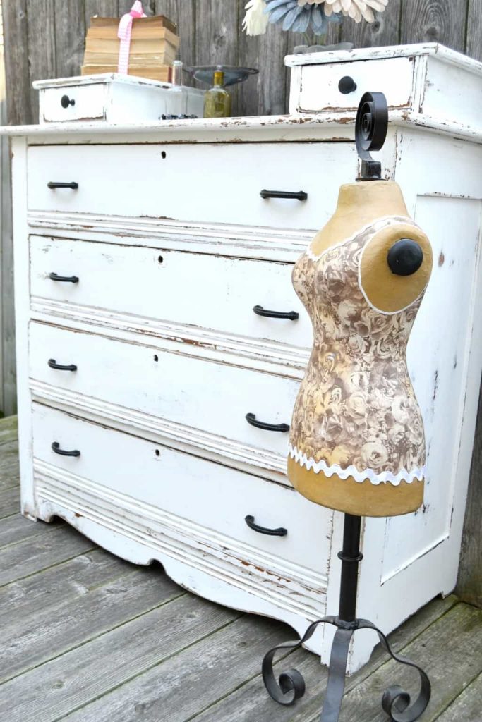 If you have a 6 drawer dresser that has seen better days, click over to see how easy it was to make over this 6 drawer dresser with paint and new hardware to make it look like a new piece. 