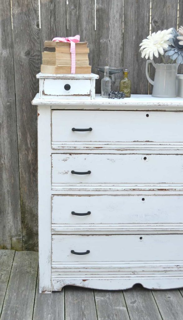 If you have a 6 drawer dresser that has seen better days, click over to see how easy it was to make over this 6 drawer dresser with paint and new hardware to make it look like a new piece. 