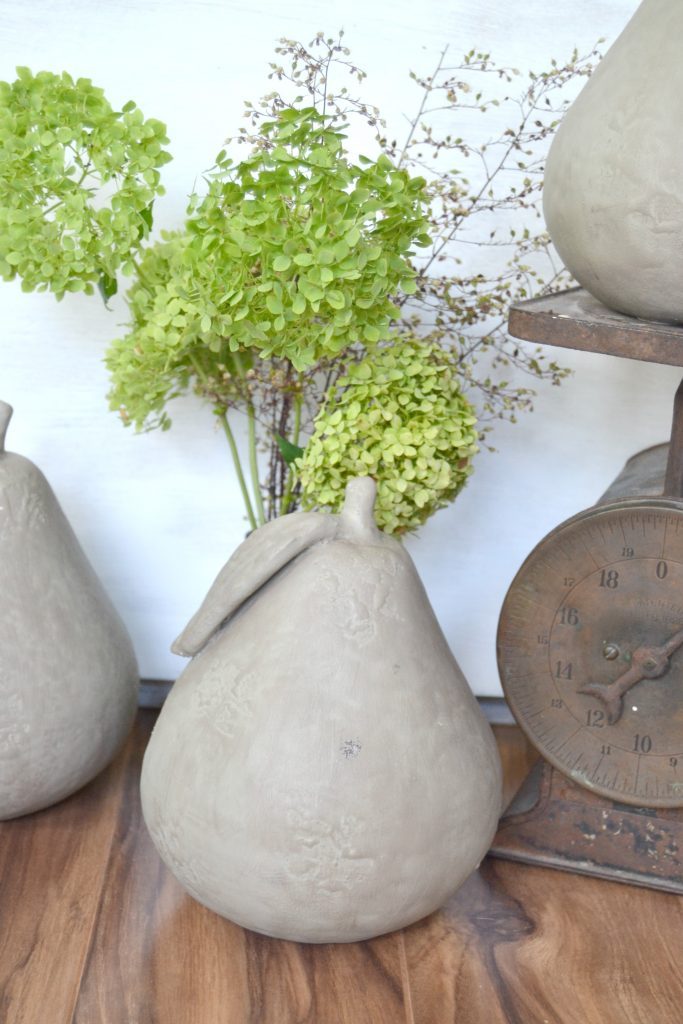 If you love the fall season and autumn crafts, click over to see how easy it is to make these modern faux concrete pears to use in your fall decor. 