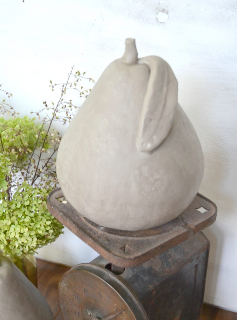 If you love the fall season and autumn crafts, click over to see how easy it is to make these modern faux concrete pears to use in your fall decor. 