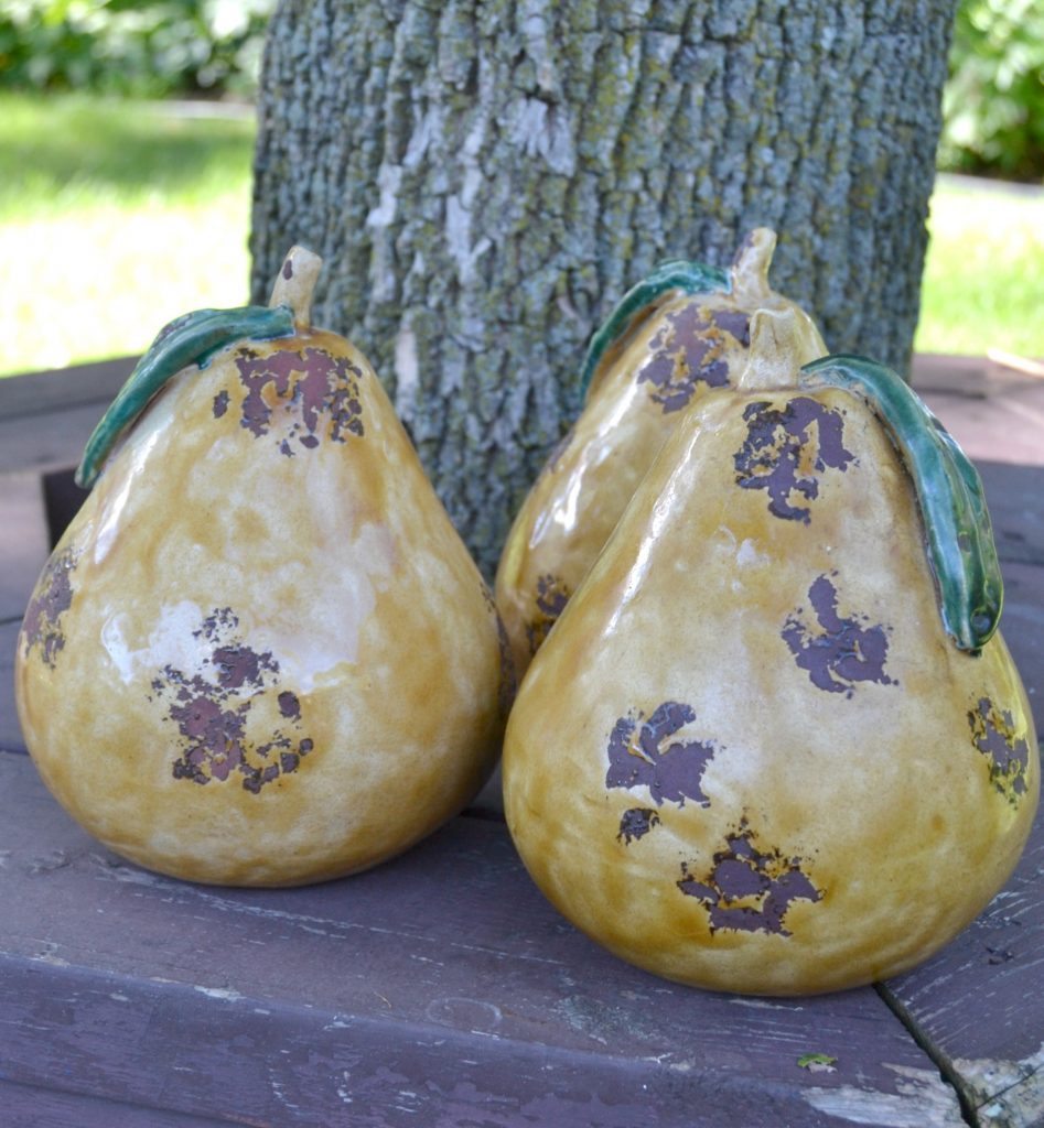 If you love the fall season and autumn crafts, click over to see how easy it is to make these modern faux concrete pears to use in your fall decor. 