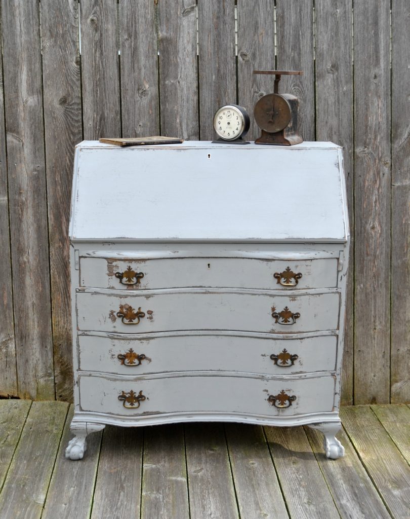 If you have a vintage desk in need of a makeover, click over to see how easy it is to get a new look with a little paint and some elbow grease.