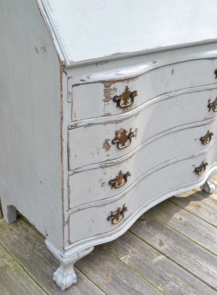 If you have a vintage desk in need of a makeover, click over to see how easy it is to get a new look with a little paint and some elbow grease.