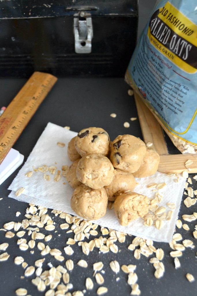 Are you looking for a protein packed snack recipe? Click over to get this easy, 5 ingredient protein balls recipes that you and your family will devour!