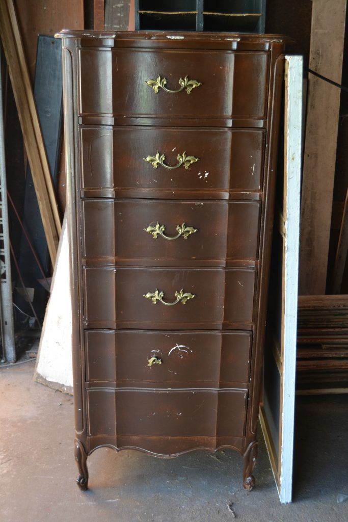 If you have an old dresser that is in need of a makeover, click over to see how easy it is to give it a gray ombre makeover in no time!