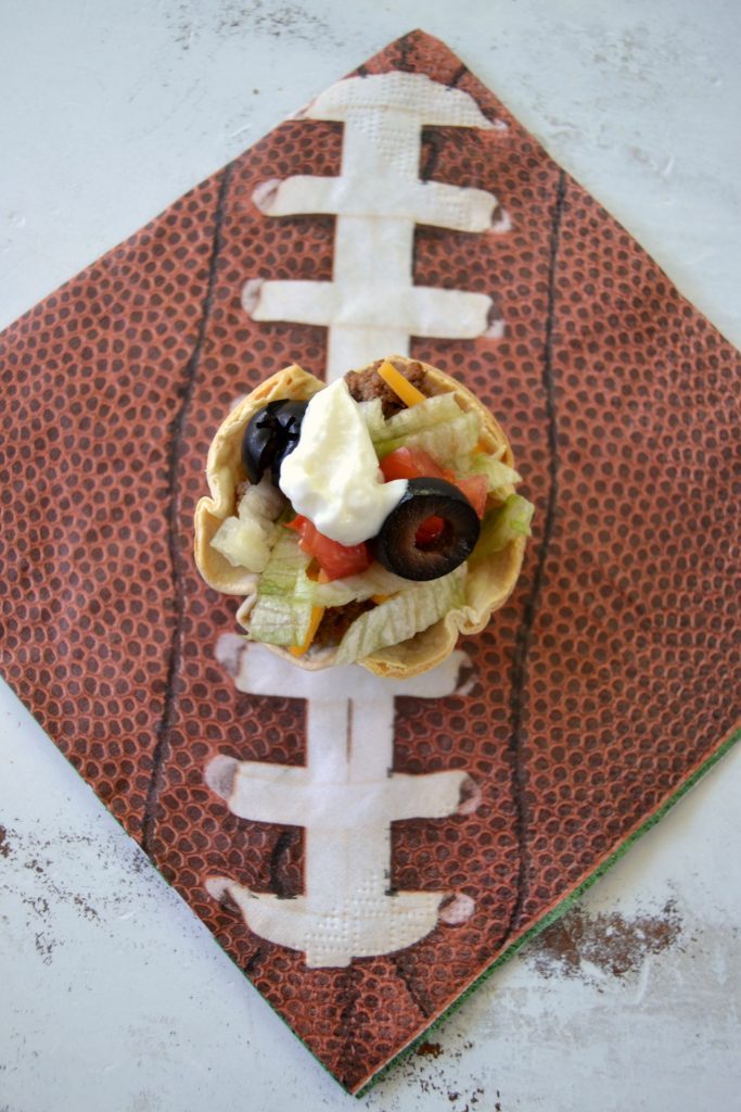 Are you hosting a football party and looking for ideas? Click over for this easy football party idea that covers everything from food to decor. And, there are free printables included!