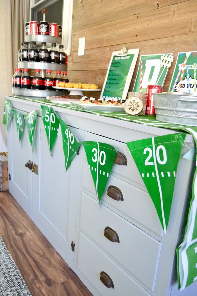 Are you hosting a football party and looking for ideas? Click over for this easy football party idea that covers everything from food to decor. And, there are free printables included!