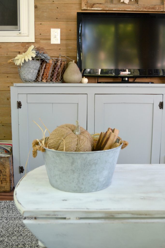 Fall is a beautiful time of year to decorate your home. Click over to see how easy it is to add rustic farmhouse decor for fall in a simple, yet tasteful manner. 