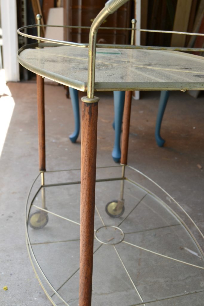 If you like to entertain or just want a serving cart in your home, click over and see how easy it is to transform a broken cart into the serving cart of your dreams in a few steps.