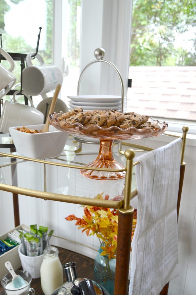 If you like to entertain or just want a serving cart in your home, click over and see how easy it is to transform a broken cart into the serving cart of your dreams in a few steps.