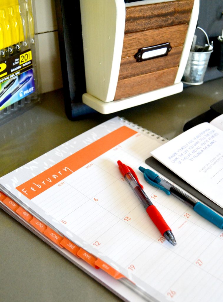 If you are ready to get more organized in your office, click over to see how easy it is to create a desk organizer that will make your work day flow a lot smoother. 