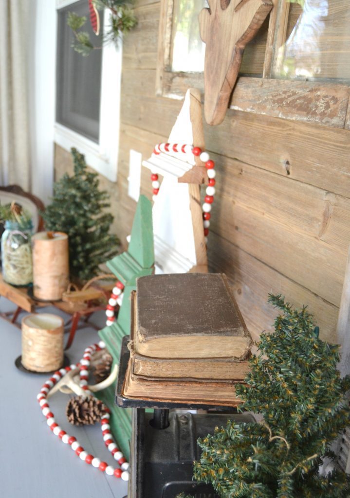 If you are looking to add some charm and character to your Christmas decor this year, click over to get this easy tutorial for a rustic wall Christmas tree decoration that will give you lots of charm and character.