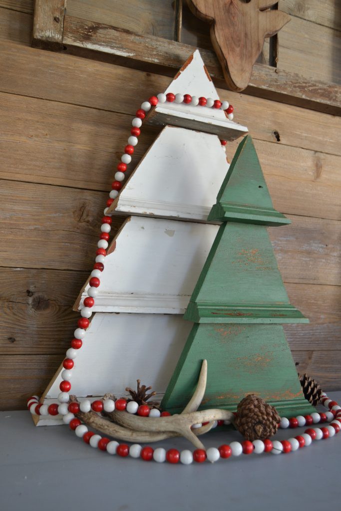 If you are looking to add some charm and character to your Christmas decor this year, click over to get this easy tutorial for a rustic wall Christmas tree decoration that will give you lots of charm and character.